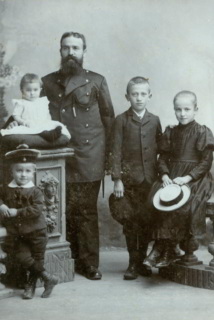 Johann Georg Braun (geb. 1857) mit seinen Kindern Johann Georg, Amalie, Paul Ludwig und Karoline 