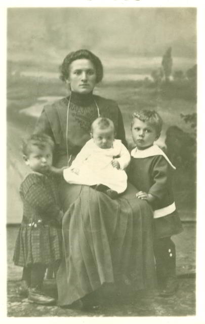 Pauline Wizenmann geb. Henne mit ihren Kindern
