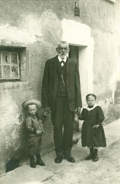 Karl Jacob Burckardt mit zwei seiner Enkelkinder